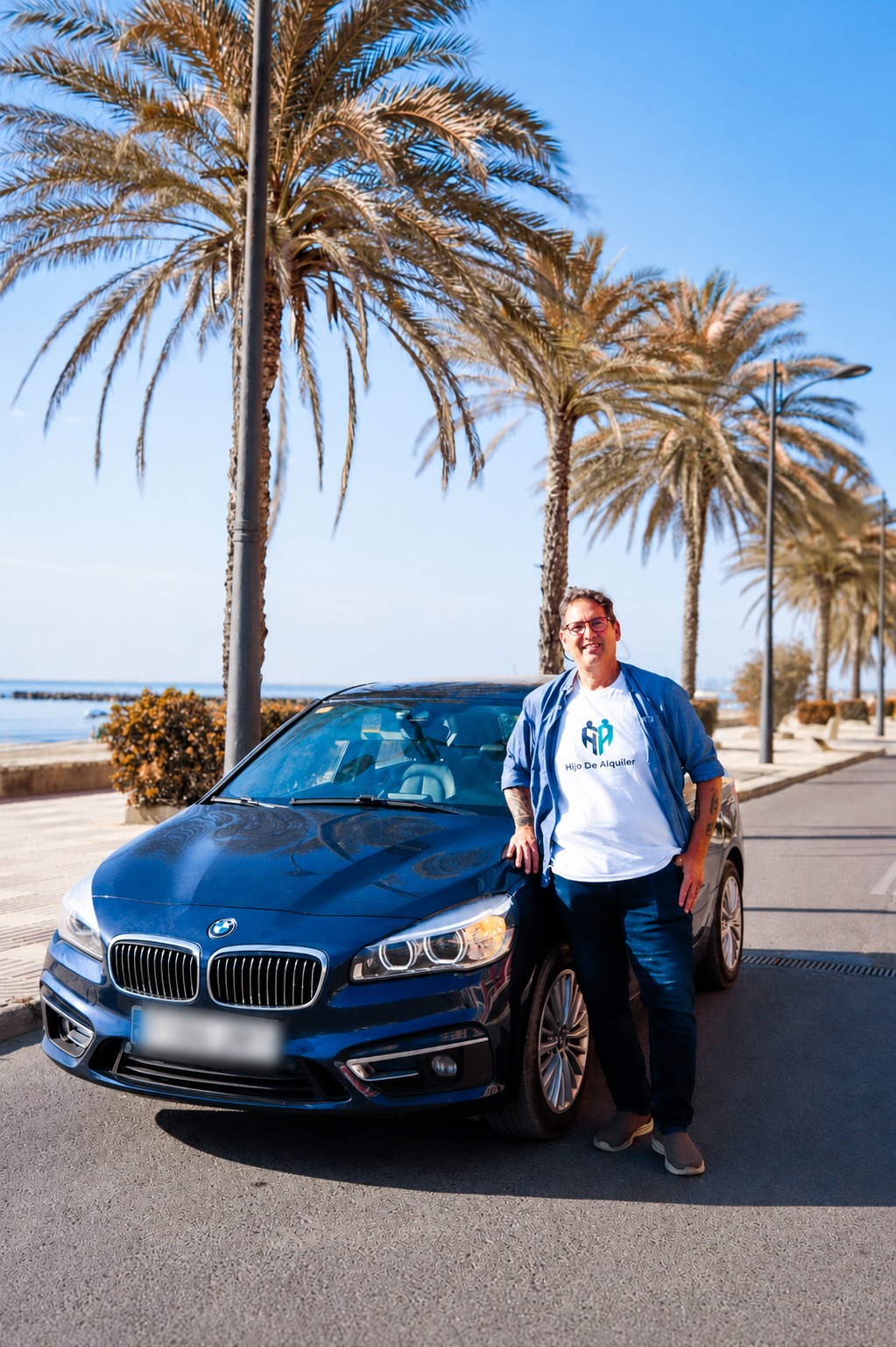 Hugo Hermida Berkowitz junto a su coche en el paseo marítimo de Valencia