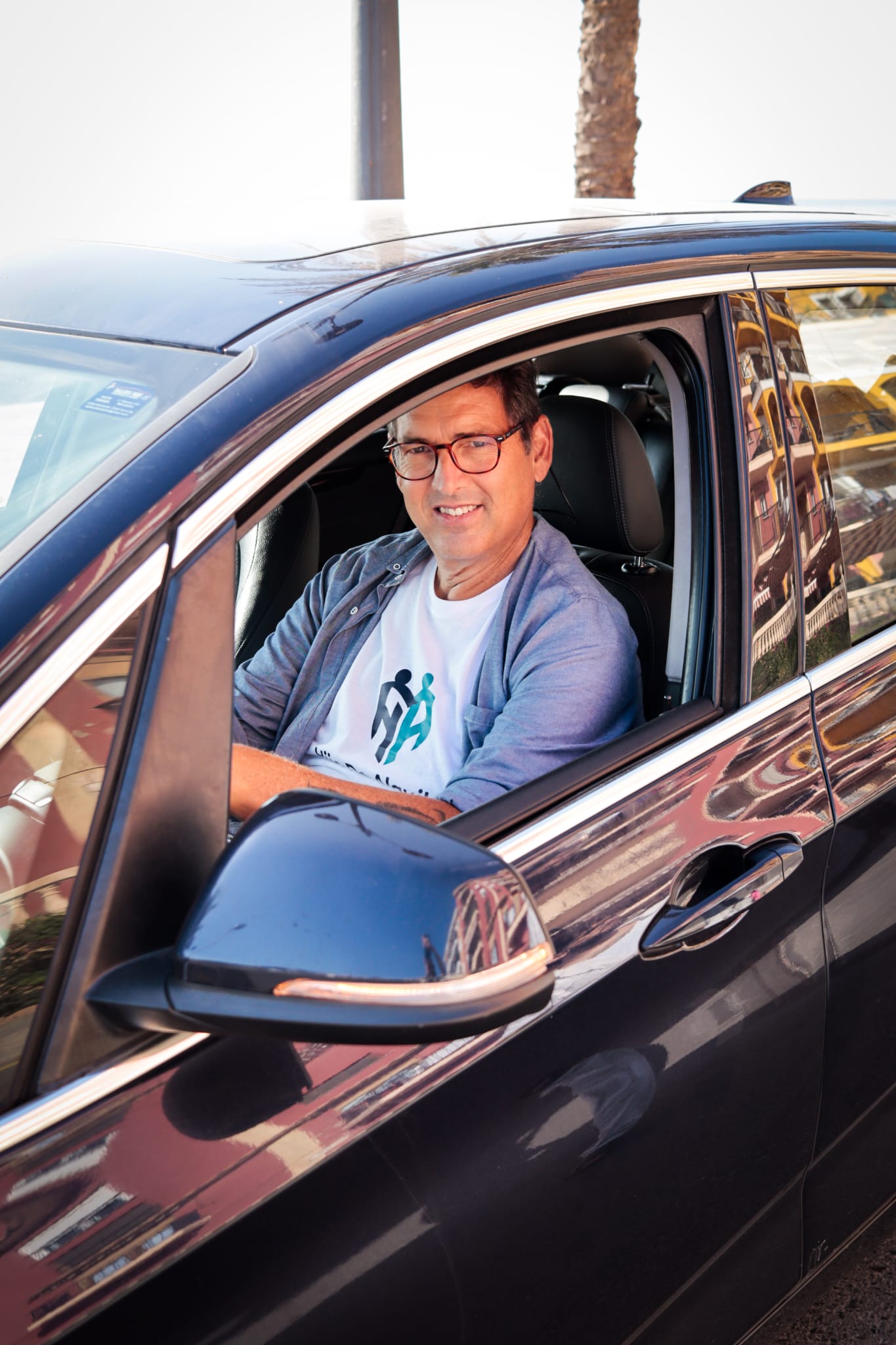 Hugo Hermida Berkowitz al volante de su coche en Valencia
