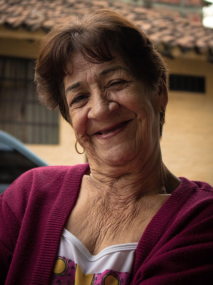 Señora mayor sonriendo, imagen ilustrativa